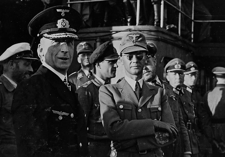 Йозеф Тербовен с морскими офицерами. 1942 г.