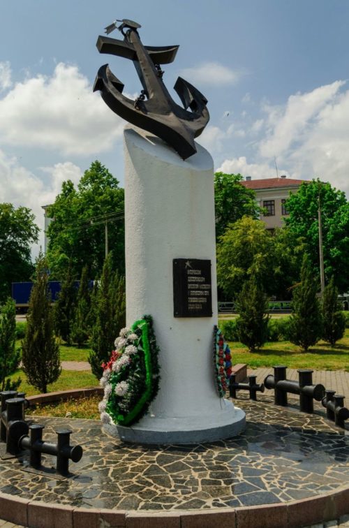 Памятник морякам Днепровской военной флотилии.