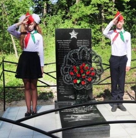 д. Студенец Костюковичского р-на. Памятник установлен на братской могиле, в которой похоронено 62 советских воина погибших в годы войны. 