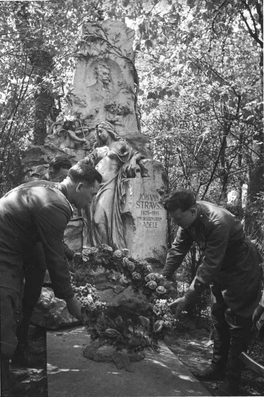 Советские офицеры возлагают цветы к могиле Иоганна Штрауса. Весна 1945 г.