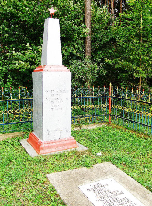 д. Напрасновка Горецкого р-на. Памятник, установленный на братской могиле, в которой похоронено 300 неизвестных советских воинов.