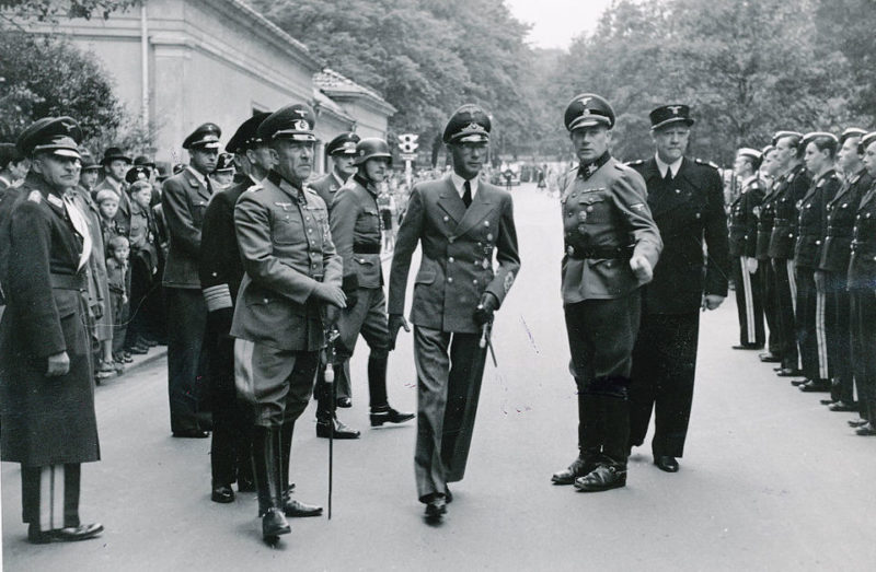 Йозеф Тербовен перед строем военных леттччиков. 1942 г.