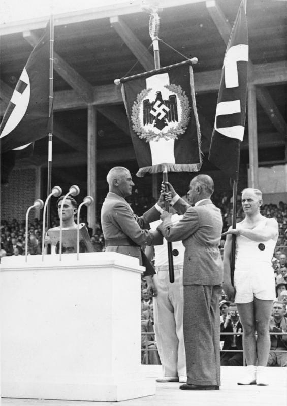 Вильгельм Фрик на отркрытии соревнования по ггиимнастике. 1938г.