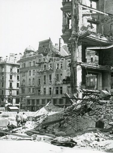 Последствия авиаударов союзников по городу. Апрель 1944 г.