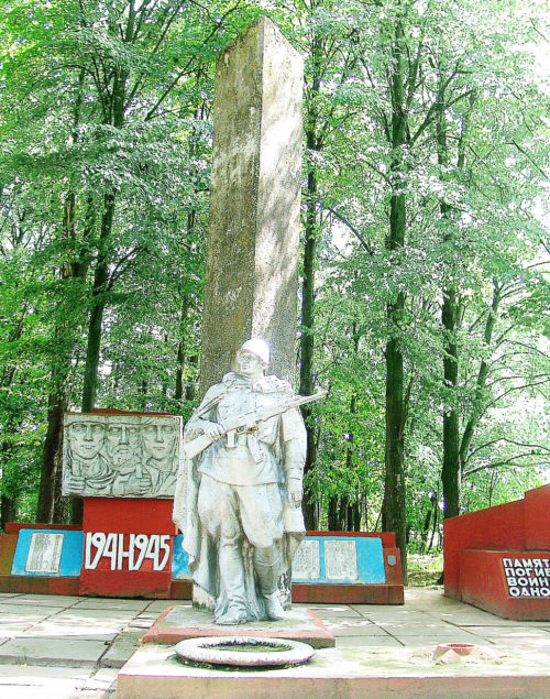 п. Паленка Горецкого р-на. Памятник, установленный на братской могиле, в которой похоронено 173 советских воина.