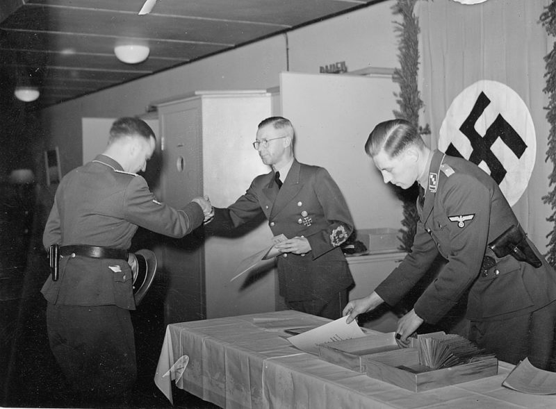 Йозеф Тербовен вручает награды военным. 1942 г.