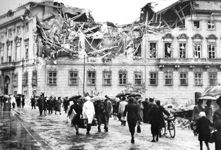 Разрушения в городе. Весна 1945 г.