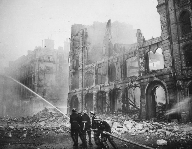 Тушение пожара после бомбардировки. 1941 г.