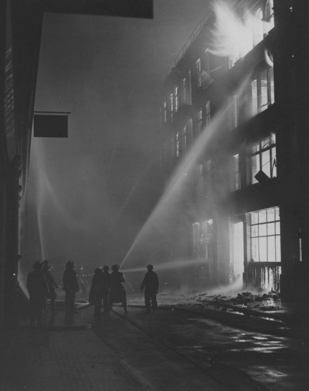 Тушение пожара после бомбардировки. 1941 г. 