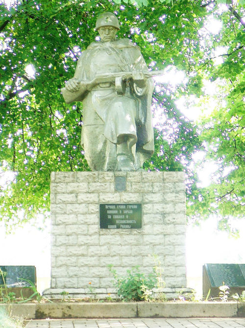 д. Паршино Горецкого р-на. Памятник, установленный на братской могиле, в которой похоронен 181 советский воин.