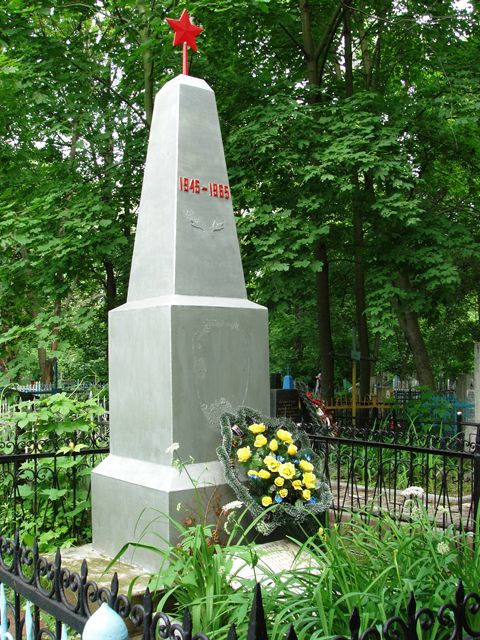 г. Могилев. Памятник на Машековском кладбище установлен в 1965 году на братской могиле, в которой похоронен 31 советский воин, погибший при освобождении города. 