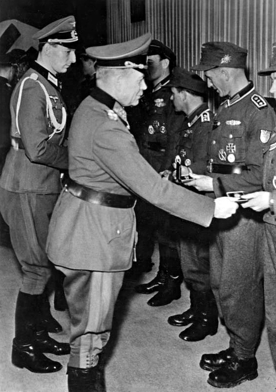 Гейнц Гудериан награждает солдат Вермахта. 1945 г.