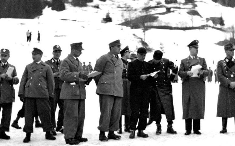 Вильгельм Фрик среди горных егерей. 1939 г. 