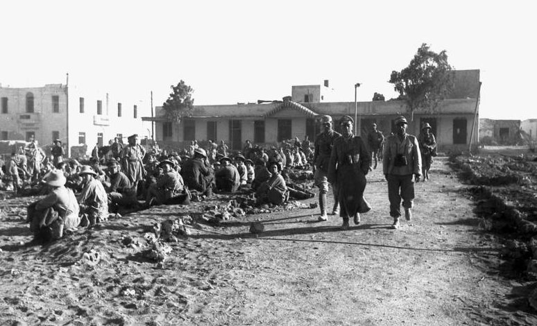 Фриц Байерлейн и Эрвин Роммель возле британских военнопленных. Тобрук . 1942 г.