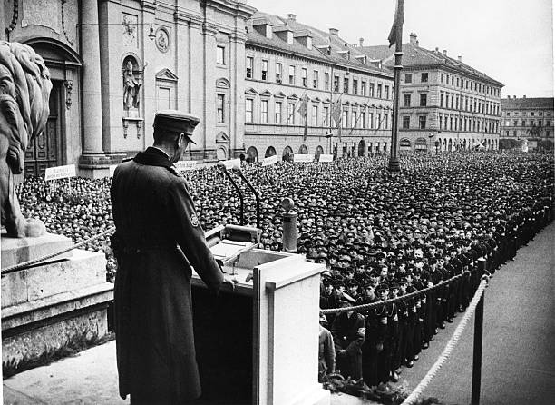 Эдуард Дитль на параде. Мюнхен. 1943 г. 