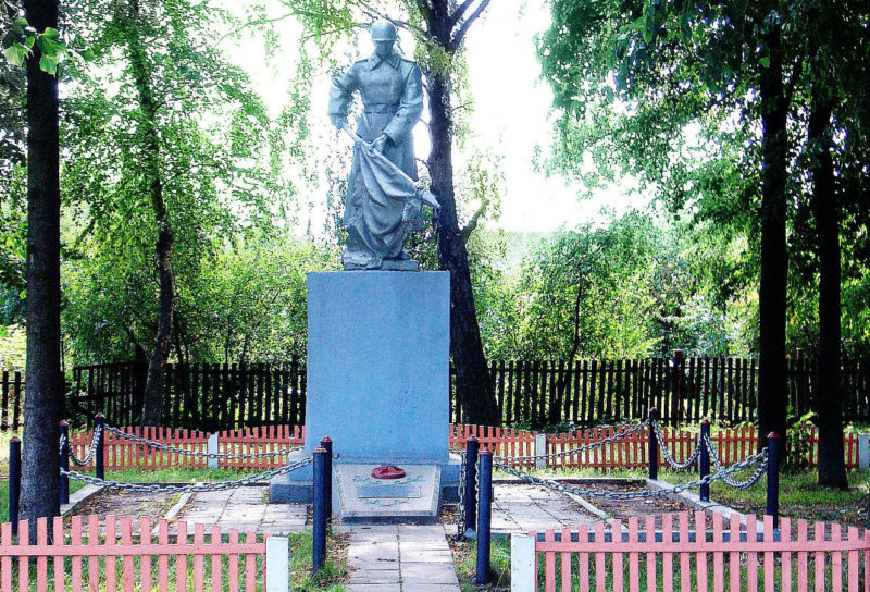 ст. Погодино Горецкого р-на. Памятник, установленный на братской могиле, в которой похоронено 14 советских воинов.