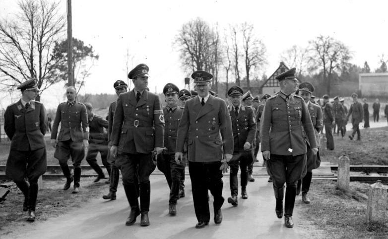 Вальтер Буле, Вильгельм Кейтель, Адольф Гитлер и Альберт Шпеер. 1942 г. 