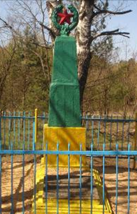 д. Горезна Краснопольского р-на. Памятник, установленный на братской могиле, в которой похоронено 15 советских воинов и партизан, погибших в годы войны. 