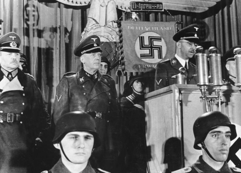 Ганс Ламмерс во время выступления Гиммлера перед Фольксштурмом. 1944 г. 