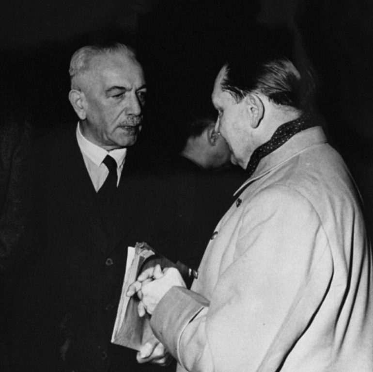 Константин Нейрат и Герман Геринг. Нюрберг. 1946 г.