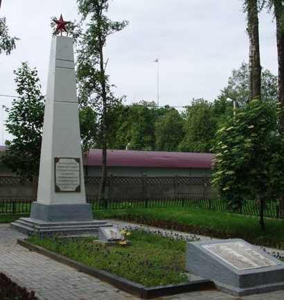 г. Могилева. Памятник по улице Лазаренко, рядом с Виленским рынком, установлен в 1944 году на братской могиле, в которой похоронено 64 воина, в т.ч. 12 неизвестных. Высота обелиска – 7,7 м.