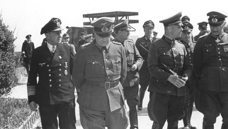 Вальтер Буле в числе офицеров на демонстрации реактивного миномета. 1944 г.
