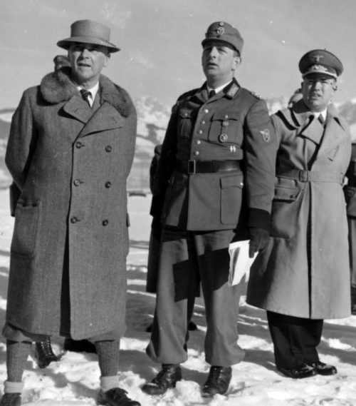 Вильгельм Фрик и гаулейтер Хофер на стрелковом полигоне. 1939 г.