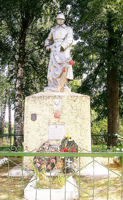 д. Ректа Горецкого р-на. Памятник, установленный на братской могиле, в которой похоронено 14 советских воина, в т.ч. 11 неизвестных.