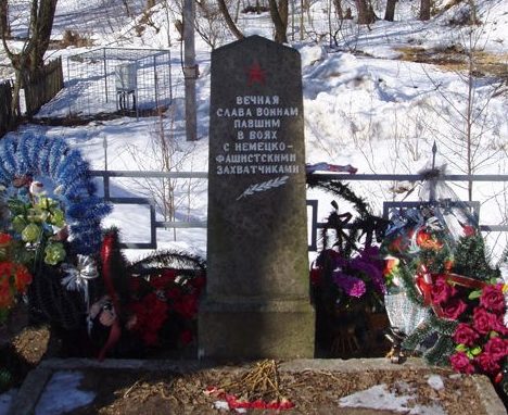 г. Могилев. Памятник на Машековском кладбище, установленный в 1965 году на братской могиле, в которой похоронено 18 воинов 172 стр. дивизии, павших при обороне города.