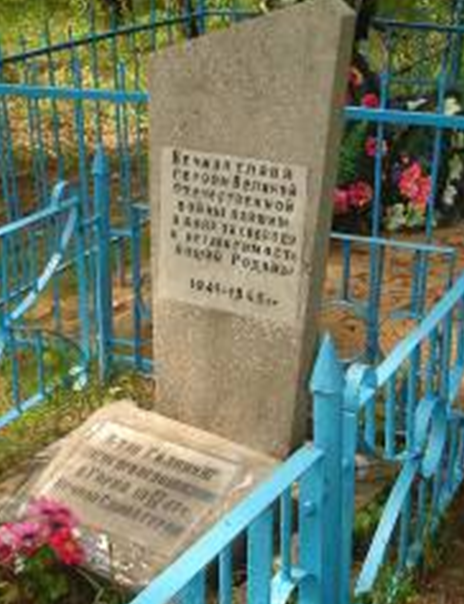 д. Горна Краснопольского р-на. Памятник, установленный на братской могиле, в которой похоронено 4 советских воина, погибших в 1943 году. 