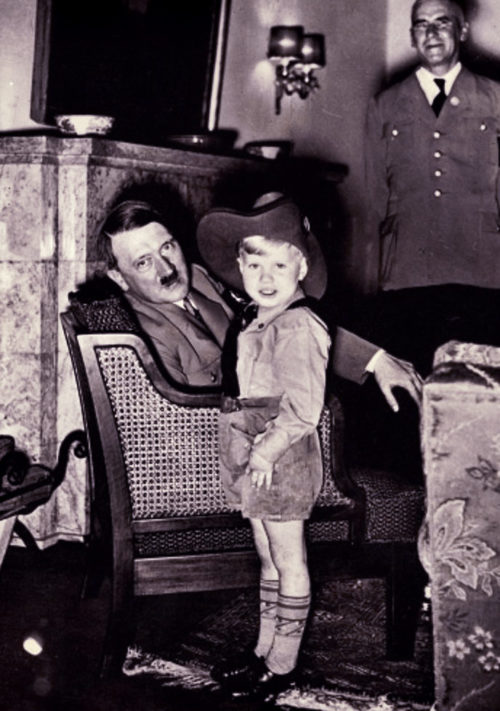 Вильгельм Фрик с внуком и Адольф Гитлер. 1940 г.