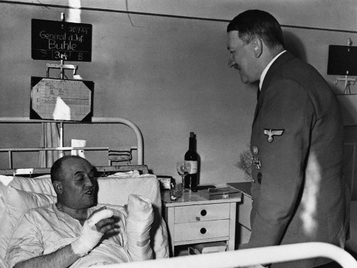 Вальтер Буле и Адольф Гитлер после покушения на фюрера. 1944 г. 