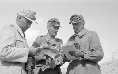 Фриц Байерлейн, генерал-майор Теодор фон Шпонек и генерал Вильгельм Риттер фон Тома. Эль-Аламейна. 1942 г.