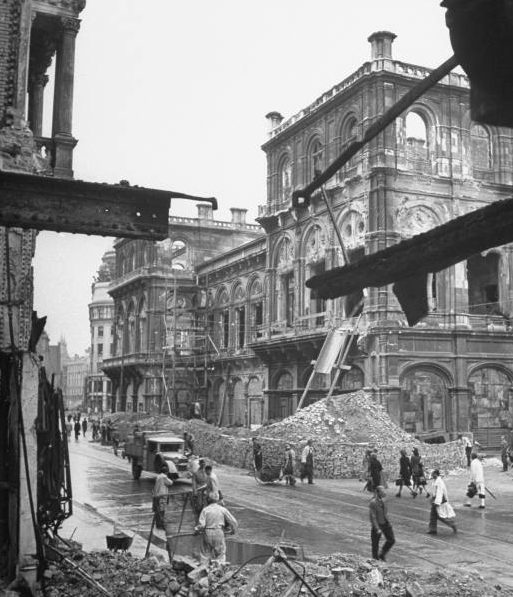Здание государственной оперы. 12 марта 1945 г. 
