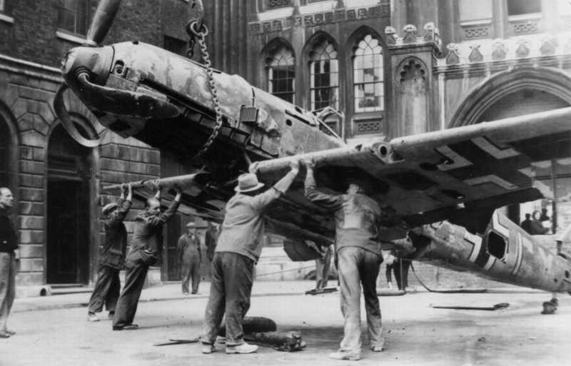 Демонстрация сбитого истребителя Мессершмитт Bf.-109. Октябрь 1940 г.