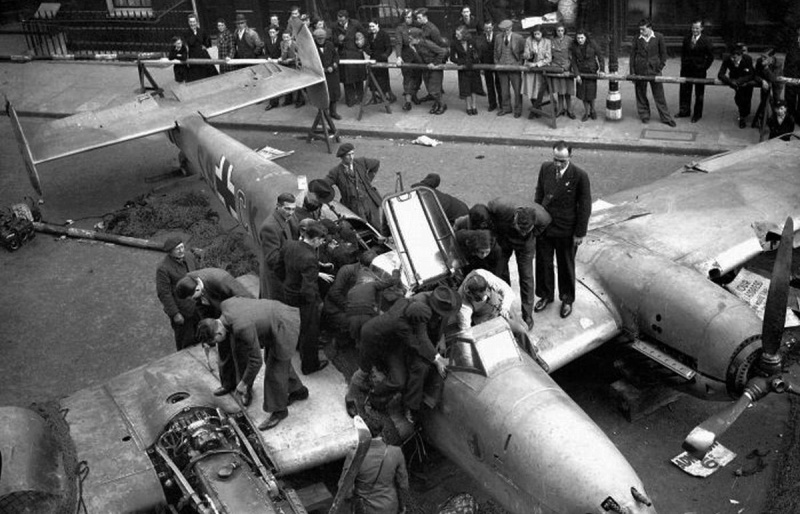Выставка сбитого немецкого истребителя Мессершмитт Bf.110D. Октябрь 1940 г.