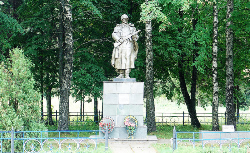 д. Сова Горецкого р-на. Памятник, установленный на братской могиле, в которой похоронено 7 советских воинов.