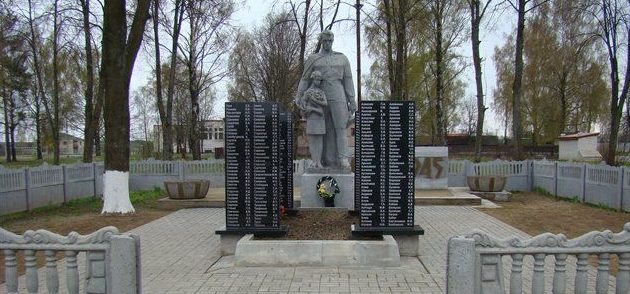 д. Осиновка Чаусского р-на. Воинское захоронение, в котором похоронено 289 воинов.