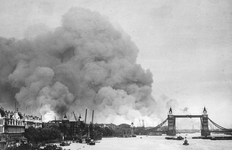 Горят доки лондонского порта после налета. 7 ноября 1940 г.