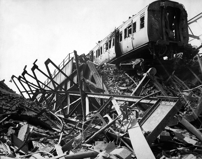 Разрушенный железнодорожный мост на Бридж Роуд. 1941 г. 