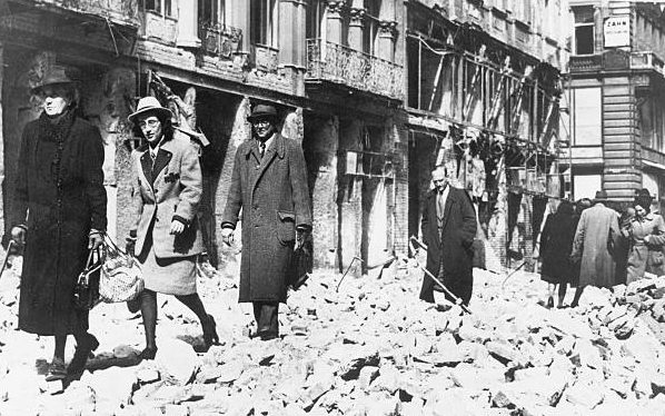 Улица после авианалета союзников. Март 1945 г.
