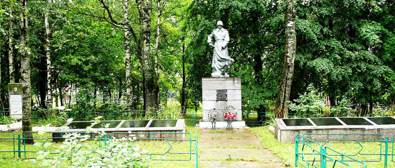 д. Староселье Горецкого р-на. Памятник, установленный на братской могиле, в которой похоронено 745 советских воинов.