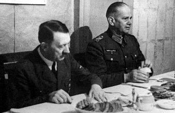 Вернер Бломберг и Адольф Гитлер. 1933 г.