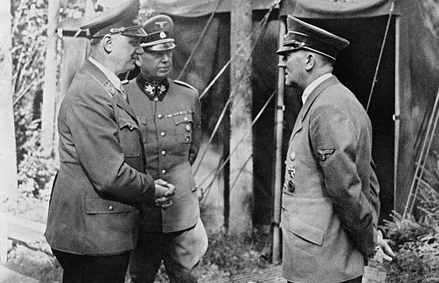 Эрнст Розенберг и Адольф Гитлер. 1942 г.