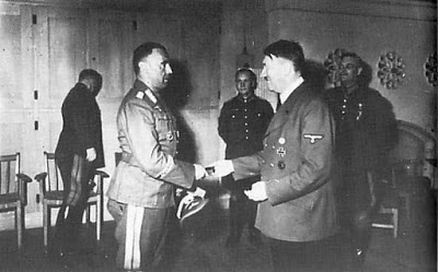 Фриц Байерлейн получает Дубовые листья к Рыцарскому кресту с рук Адольфа Гитлера. 1943 г.