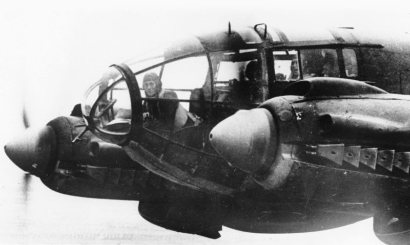 Бомбардировщик He-111 над городом. Ноябрь 1940 г.