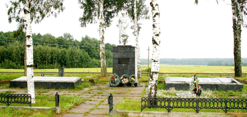 д. Стефаново Горецкого р-на. Памятник, установленный на братской могиле, в которой похоронено 805 советских воинов.