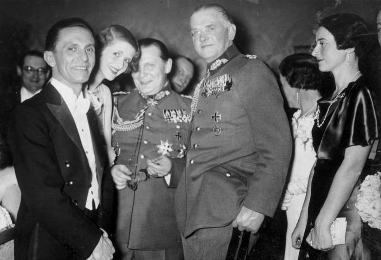 Вернер Бломберг и Йозеф Геббельс и Герман Геринг. 1934 г. 