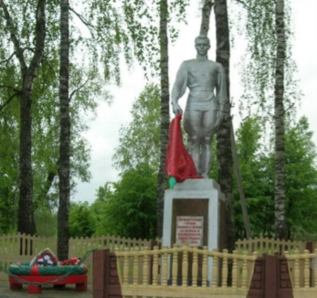 д. Петуховка Чаусского р-на. Братская могила, в которой захоронено 288 воинов.