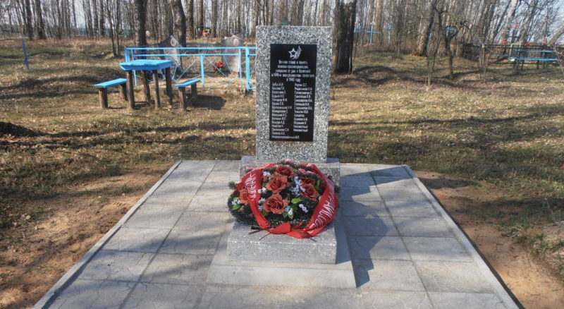 д. Князевка Краснопольского р-на. Памятник, установленный на братской могиле, в которой похоронено 28 советских воинов, в т.ч. 2 неизвестных, погибших в годы войны.